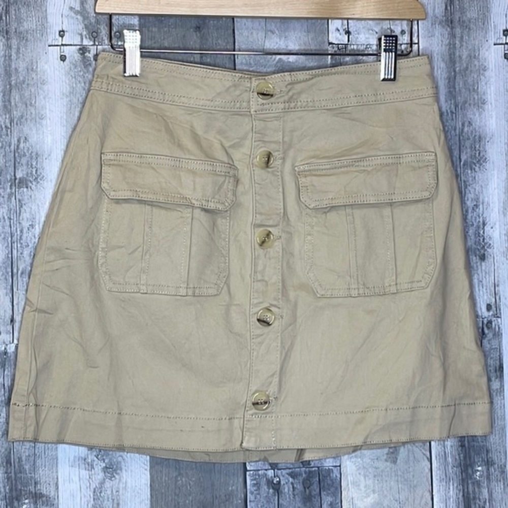 NWT Copper key khaki colored button down‎ skirt w/cargo pockets. Medium.